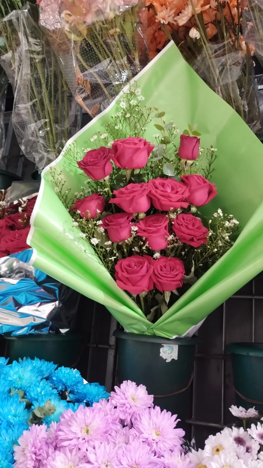 Lujoso arreglo floral en jarrón dorado
